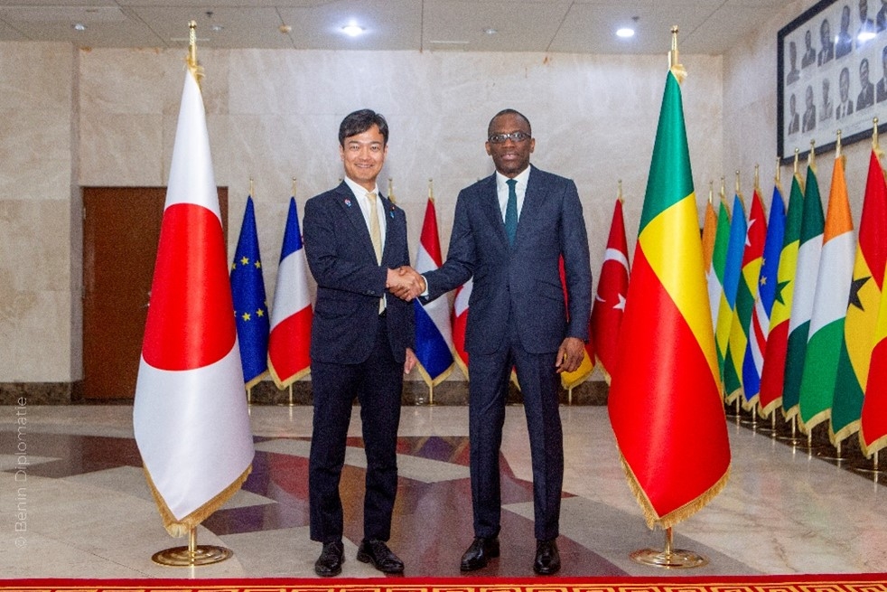 State Minister MIYAJI shaking hands with Foreign Minister ADJADI BAKARI of Benin