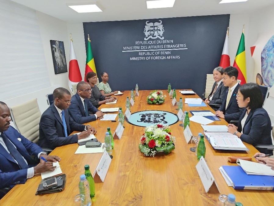 Meeting between State Minister MIYAJI and Foreign Minister ADJADI BAKARI of Benin