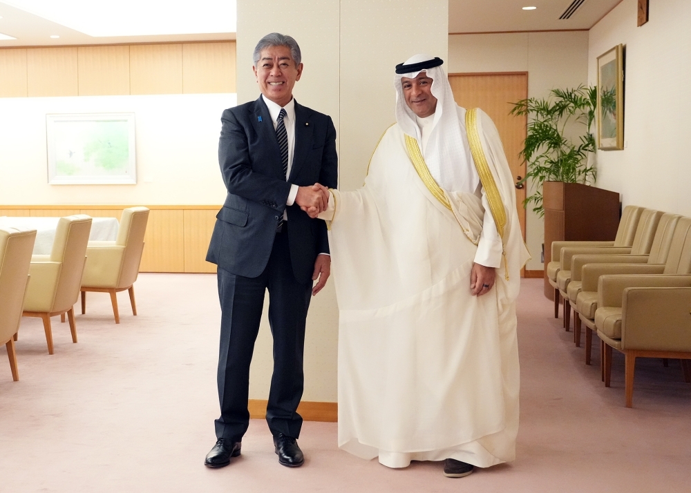 Foreign Minister Iwaya shaking hands with GCC Secretary General Budaiwi