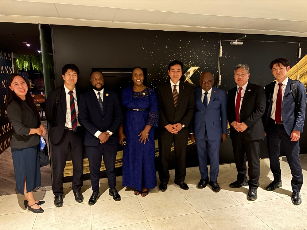 Commemorative photo with Special Envoy YAMAGIWA, Mr. NETO, Chairperson of Japan-Angola Parliamentary Friendship Association of Angola, and related parties