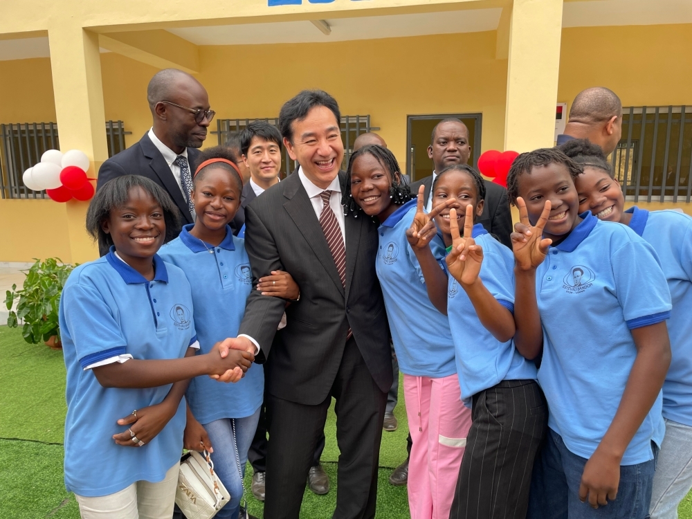 Special Envoy YAMAGIWA and students of the elementary school