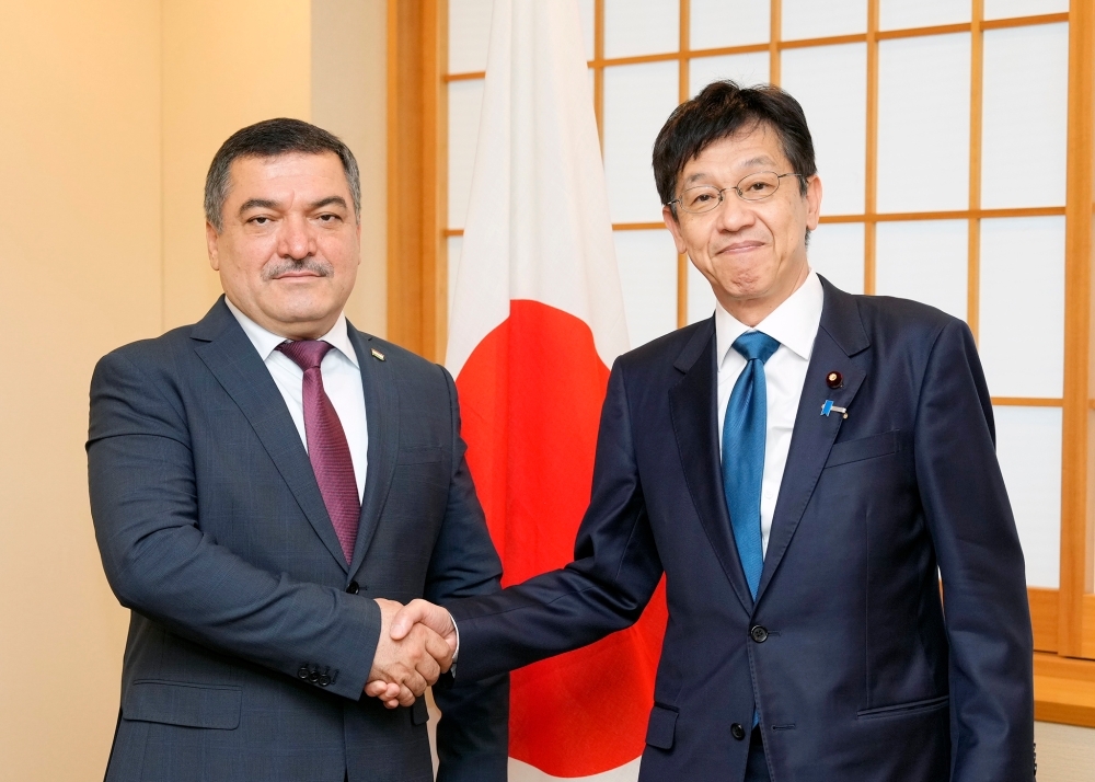 Parliamentary Vice-Minister Matsumoto shaking hands with Deputy Minister Sharifzoda