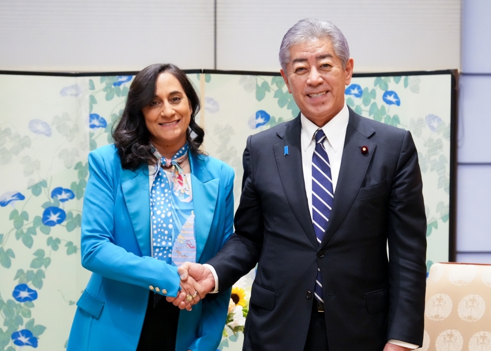 Two ministers shaking hands