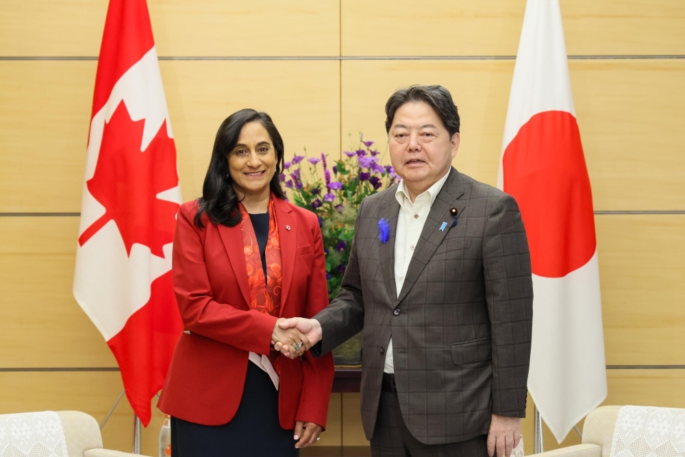 Mr. HAYASHI, Chief Cabinet Secretary is shaking hands with the Honourable Anita Anand, Minister of Foreign Affairs of Canada