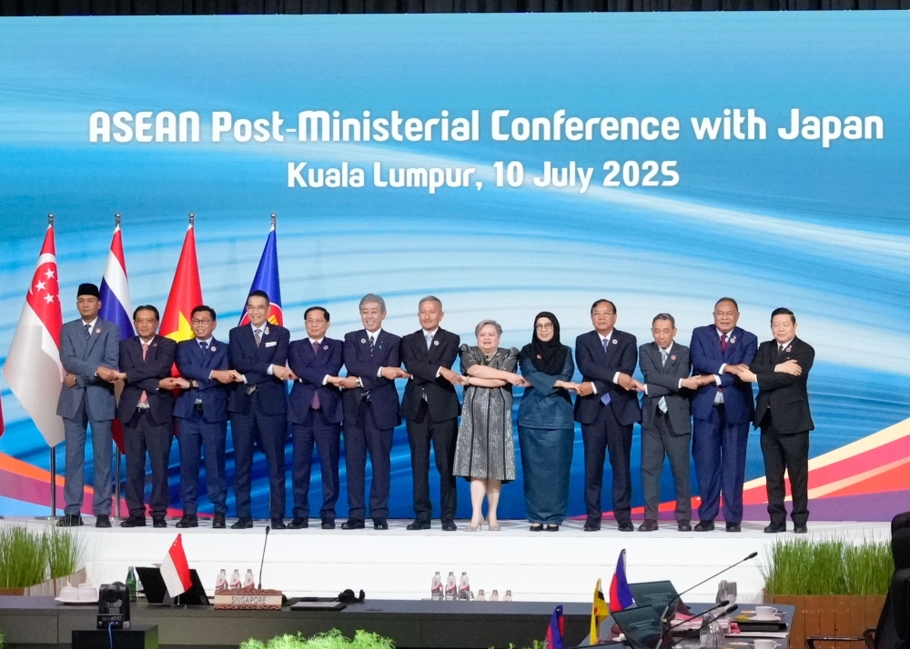 Group photo of the ASEAN Foreign Ministers and Foreign Minister IWAYA