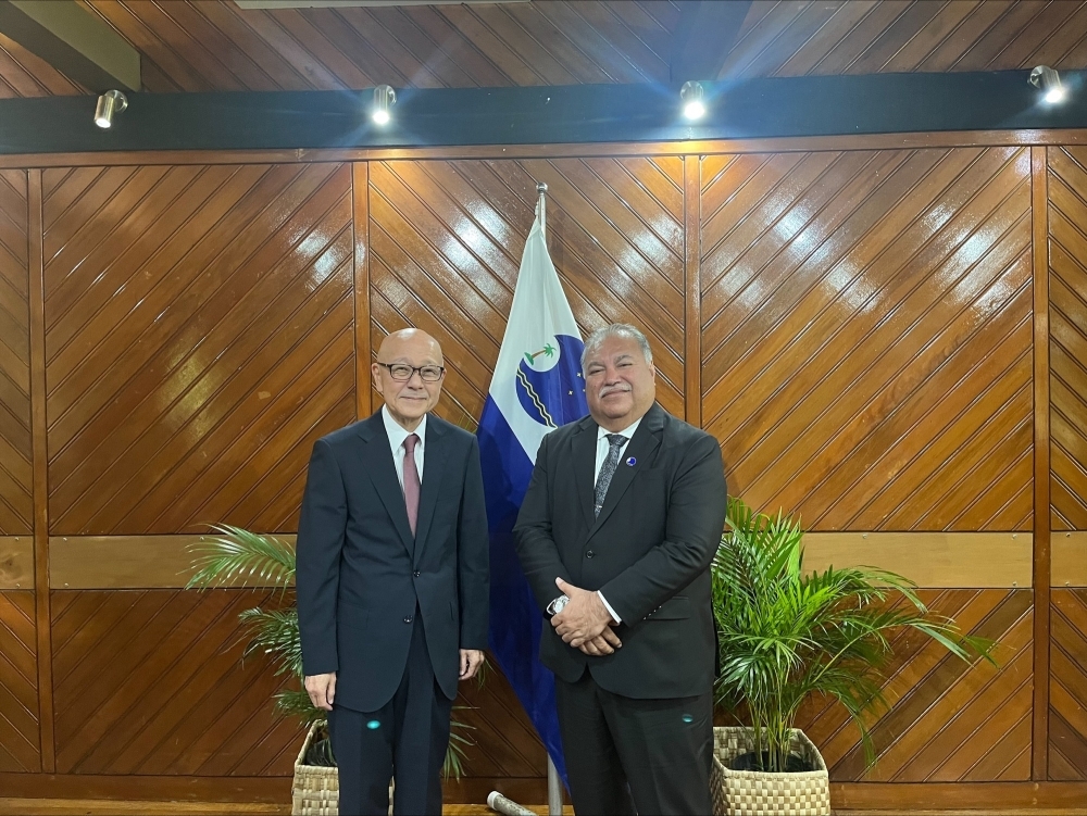Photo session, Ambassador Okuyama and Secretary General Waqa