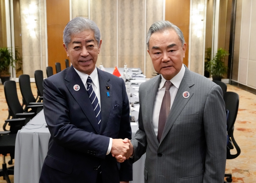 Foreign Minister IWAYA is shaking hands with Mr. Wang Yi, Minister of Foreign Affairs of China