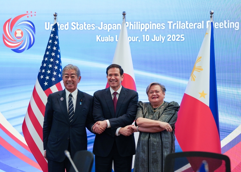 Japan-U.S.-Philippines Foreign Ministers shaking hands
