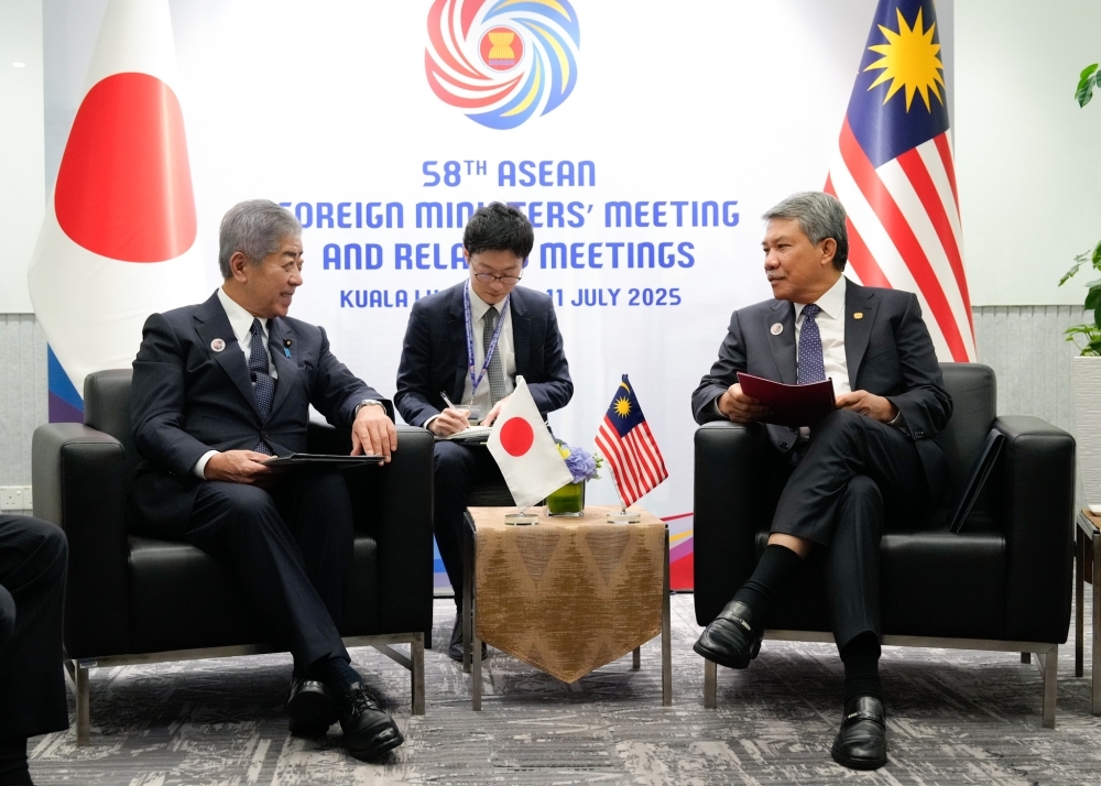 Foreign Minister Iwaya is talking with Dato' Seri Utama Haji Mohamad bin Haji Hasan, Foreign Minister of Malaysia