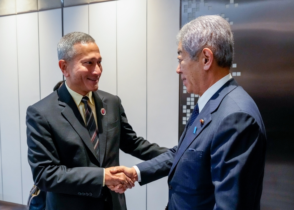 Minister Iwaya shaking hands with Minister Balakrishnan