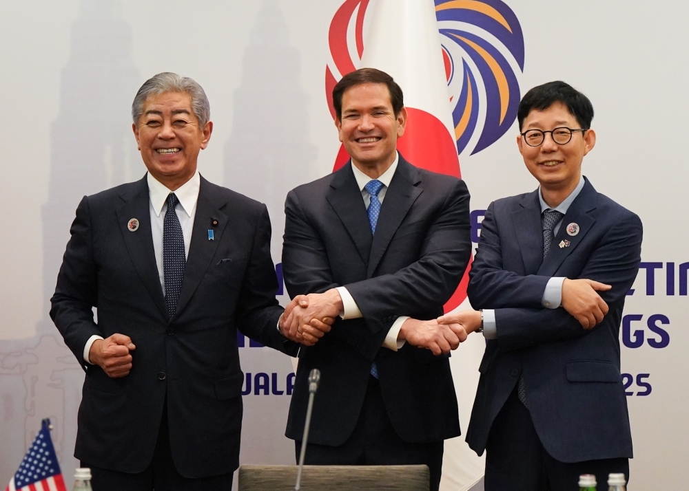 Japan, US, ROK Foreign Ministers are shaking hands