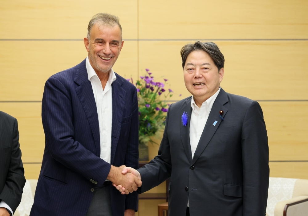 Chief Cabinet Secretary Hayashi shaking hands with DG Barabaschi