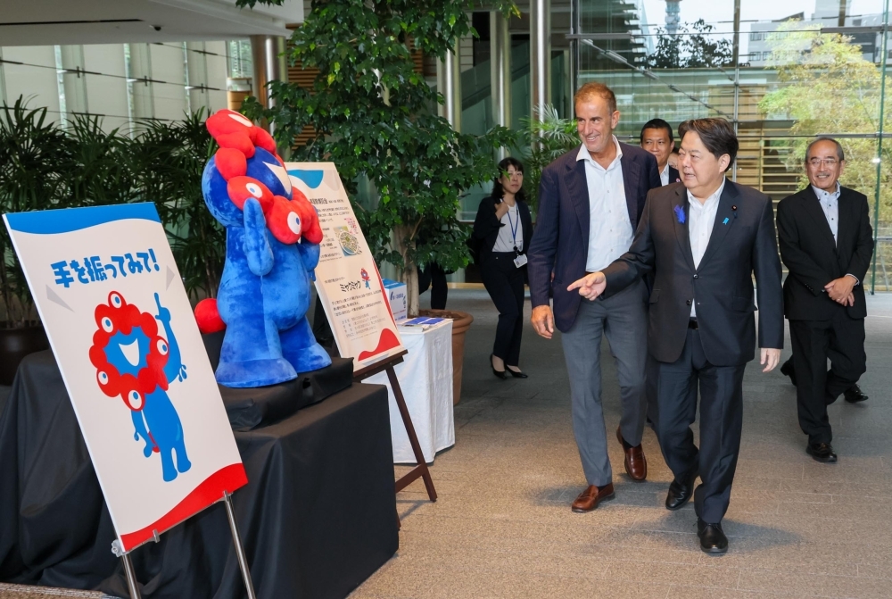 Chief Cabinet Secretary Hayashi introduces Expo-related exhibits to DG Barabaschi