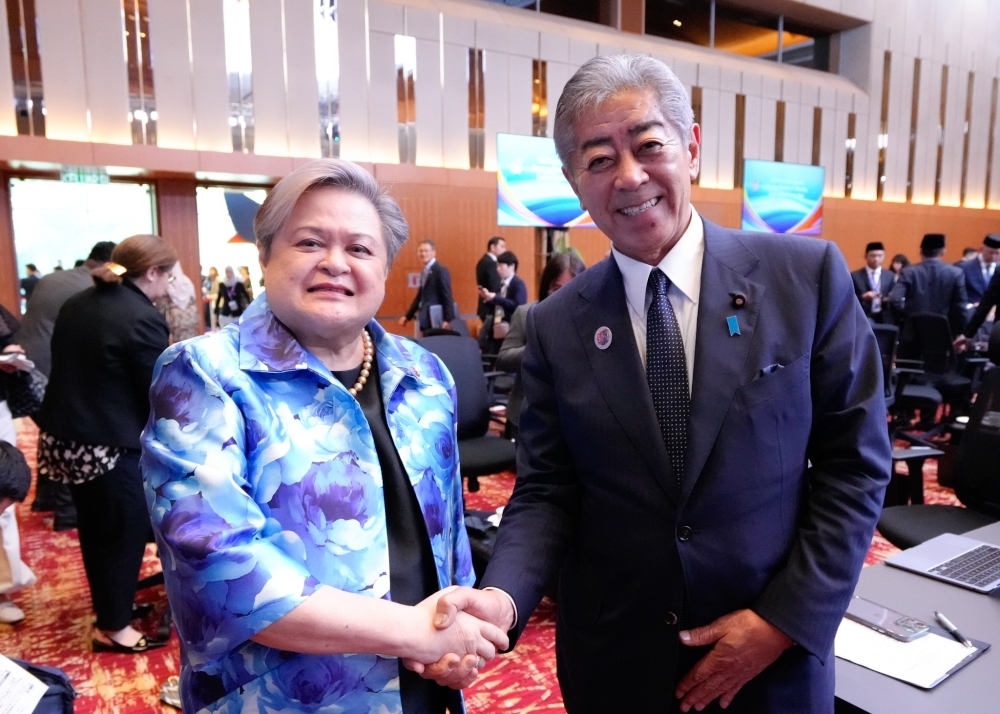 Foreign Minister IWAYA shaking hands with Hon. Lazaro, Secretary for Foreign Affairs of Philippines