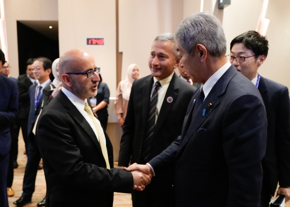 Foreign Minister IWAYA shaking hands with H.E. Dr. Salameh, Minister of Planning and International Cooperation of Palestine