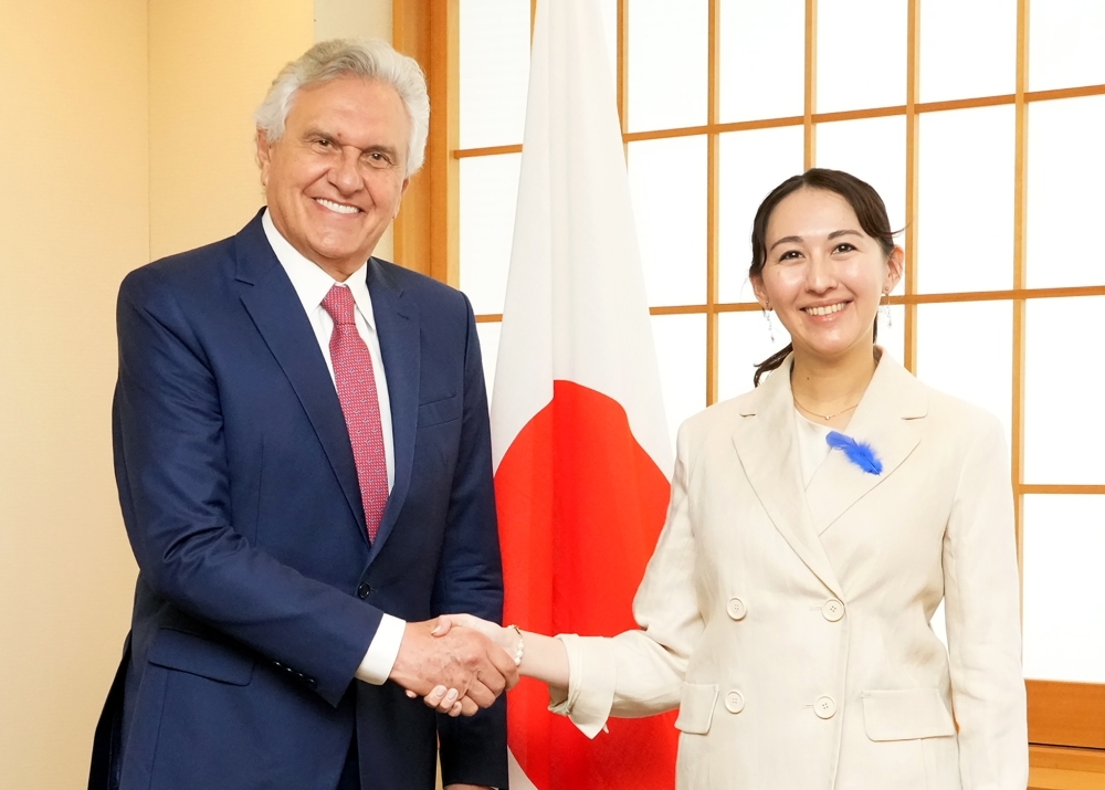 Parliamentary Vice-Minister ERI shaking hands with Governor Caiado