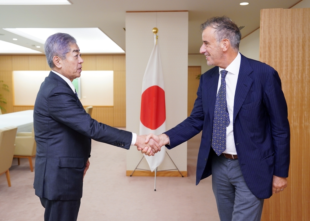 Foreign Minister Iwaya shaking hands with Dr. Pietro BARABASCHI