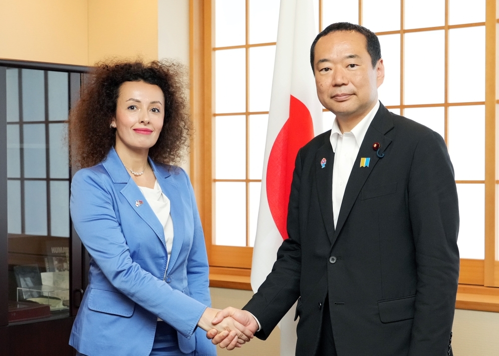 State Minister Fujii shaking hands with Ambassador-Designate Simonyan