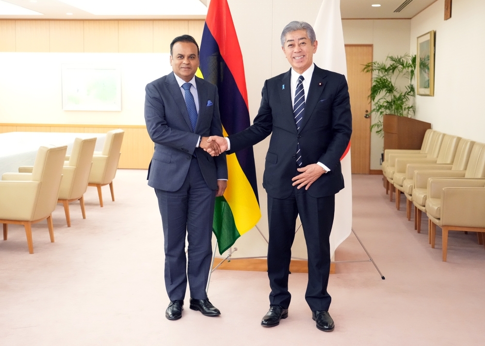 Two ministers shaking hands