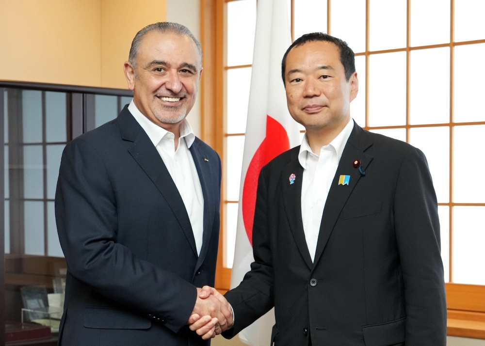 State Minister for Foreign Affairs Fujii shakes hands with Mr. Nasser SHRAIDEH, Ambassador-Designate, Embassy of the Hashemite Kingdom of Jordan in Japan