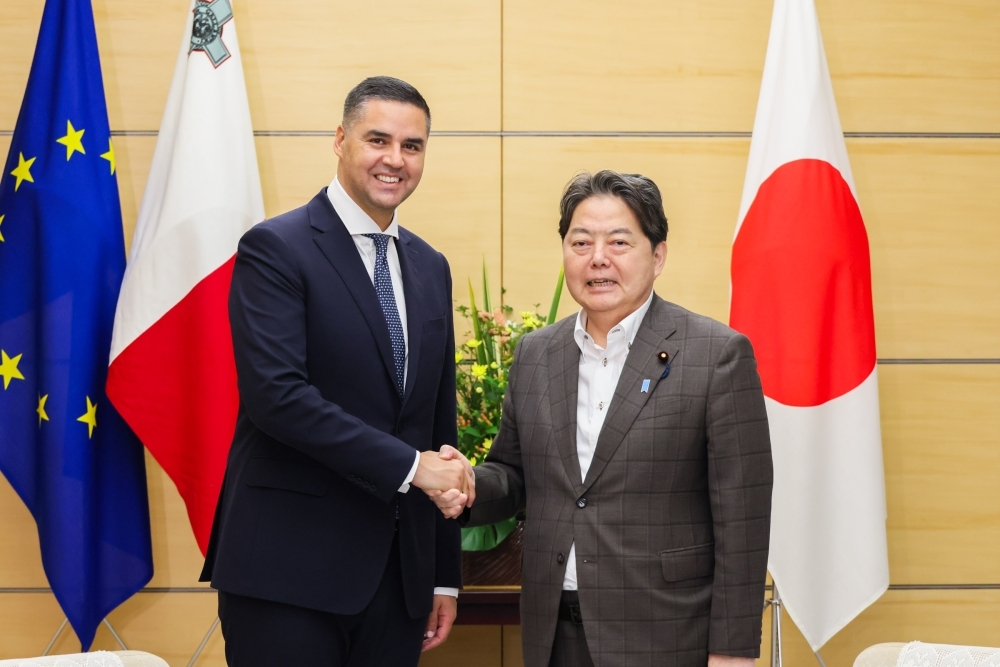 Chief Cabinet Secretary Hayashi shaking hands with Deputy Prime Minister Borg