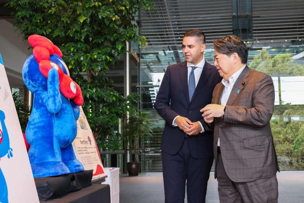 Chief Cabinet Secretary Hayashi introduces Expo-related exhibits to Deputy Prime Minister Borg