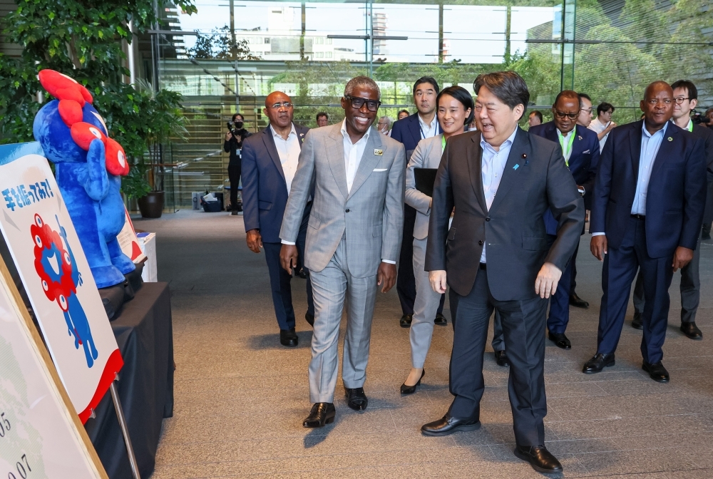 Chief Cabinet Secretary Hayashi introduces Expo-related exhibits to Vice President NGUEMA OBIANG MANGUE