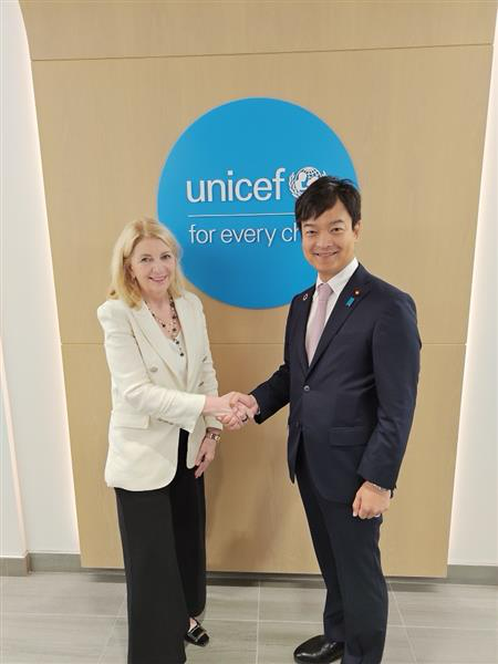 State Minister Miyaji shaking hands with Executive Director Russell