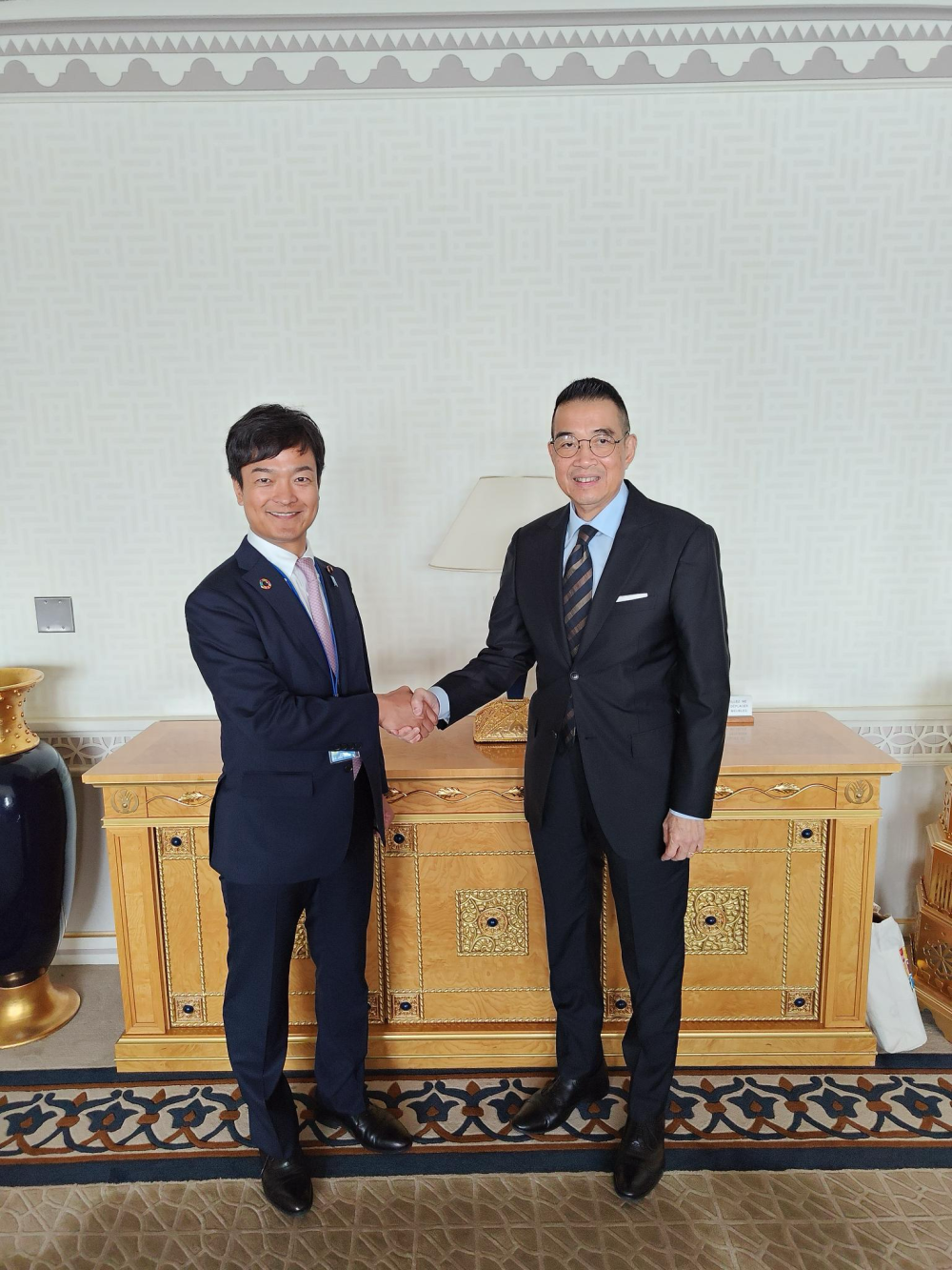 State Minister MIYAJI shaking hands with Minister Maris