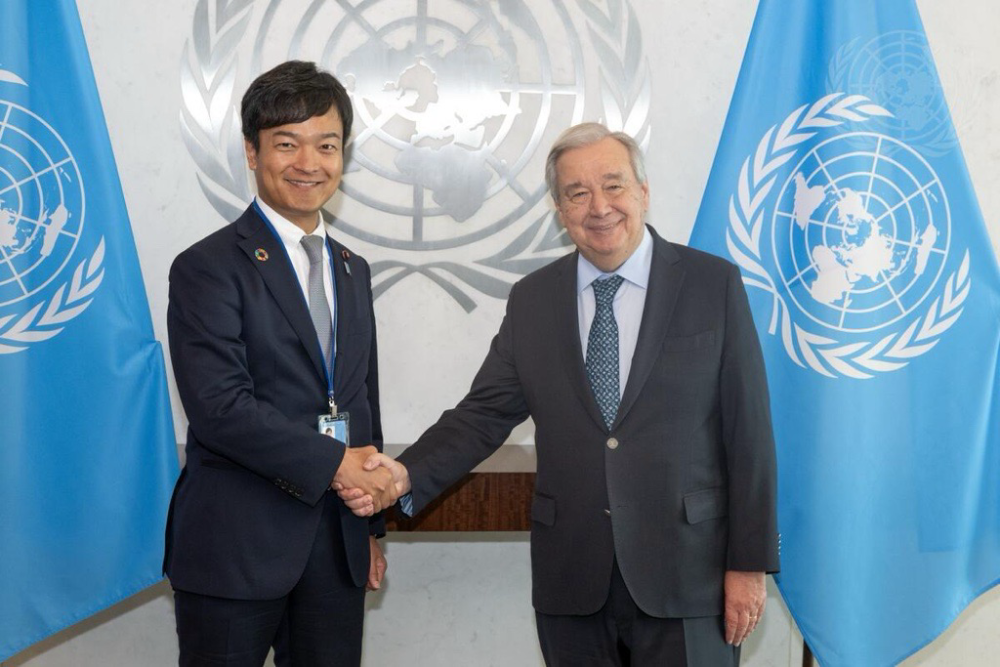 State Minister Miyaji shaking hands with Secretary General Guterres