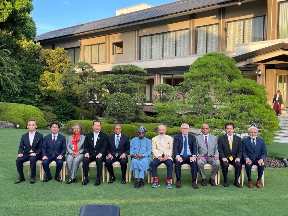 State Minister Fujii taking a foto with African participants in the High-Level Expert Meeting on Japan and Africa Partnerships