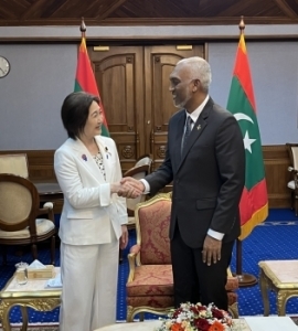 Parliamentary Vice-Minister Ikuina shaking hands with President Muizzu