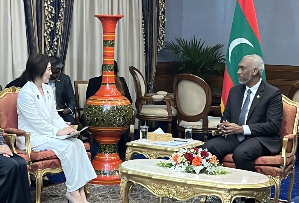 President Muizzu talking with Parliamentary Vice-Minister Ikuina