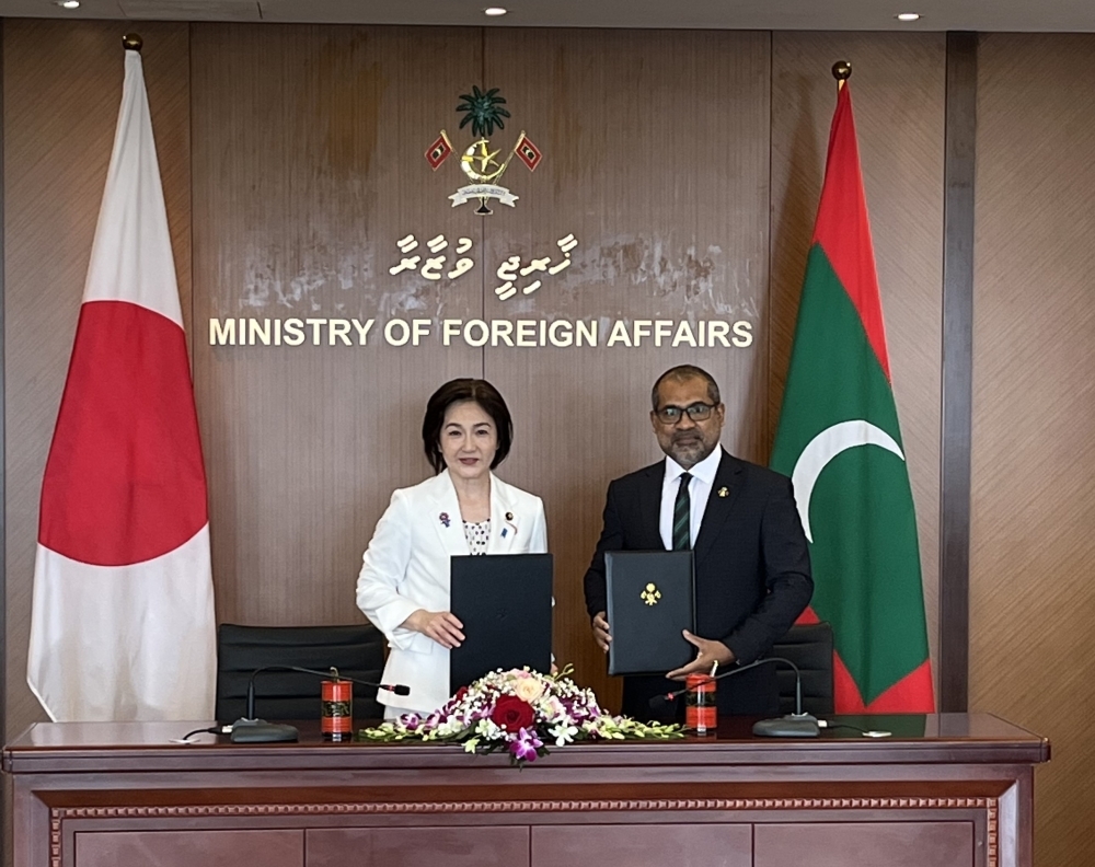 Foreign Minister Khaleel and Parliamentary Vice-Minister Ikuina holding the Exchange of Notes