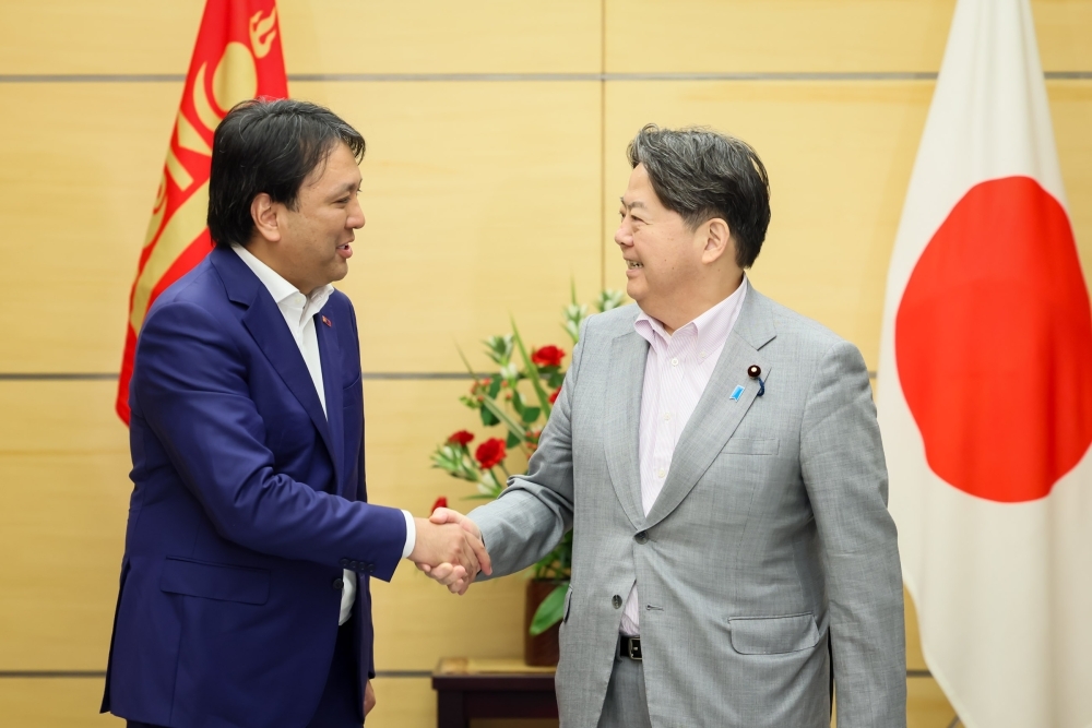 Chief Cabinet Secretary Hayashi shaking hands with Deputy Prime Minister Dorjkhand