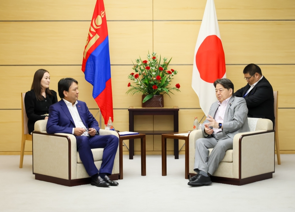 Chief Cabinet Secretary Hayashi receiving a courtesy call from Deputy Prime Minister Dorjkhand