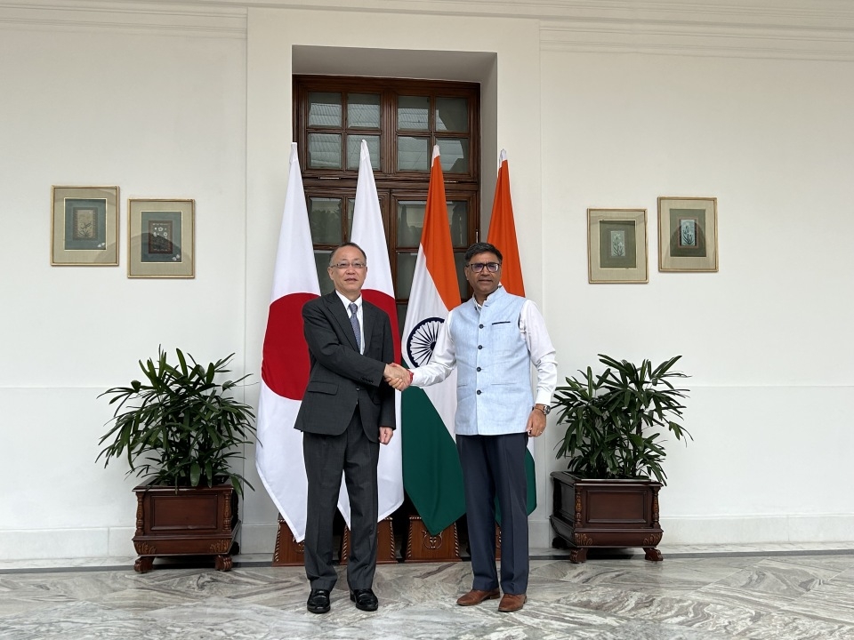 Vice Minister Funakoshi shaking hands with Amb. Vikram Misri, Foreign Secretary