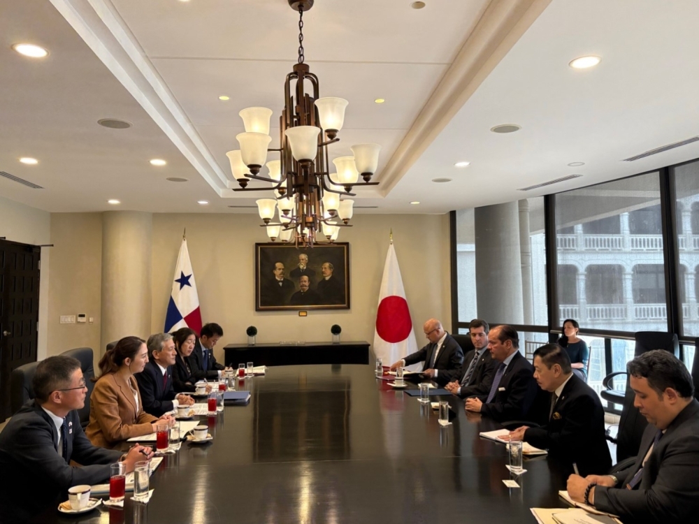Vice-Minister Eri paying a courtesy call on Foreign Minister Martínez-Acha