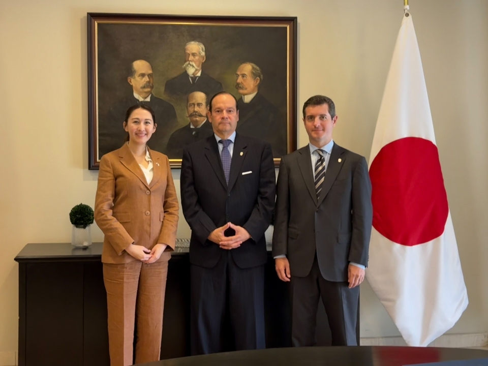 Vice Minister Eri taking a photo with Foreign Minister Martínez-Acha