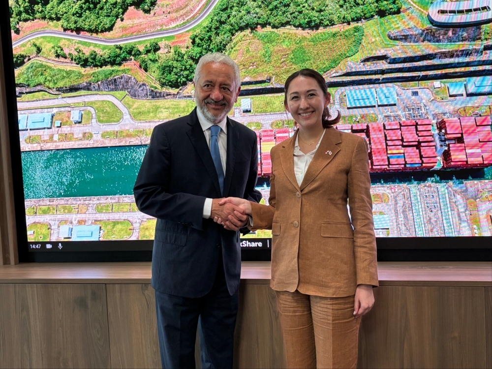 Vice-Minister Eri shaking hands with Administrator Vásquez