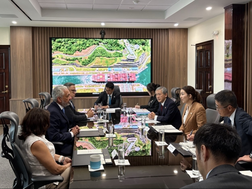 Vice- Minister Eri exchanging views with Administrator Vásquez