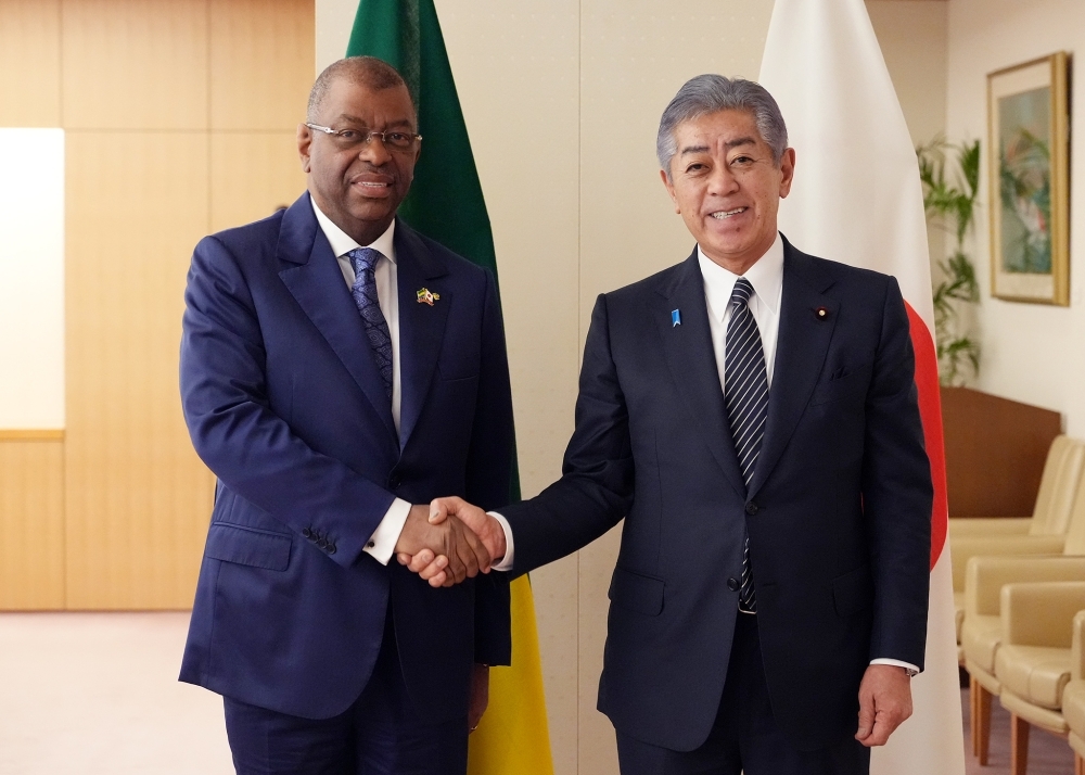 Foreign Minister IWAYA shaking hands with H.E. Mr. BARRO CHAMBRIER, Vice President of the Gabonese Republic
