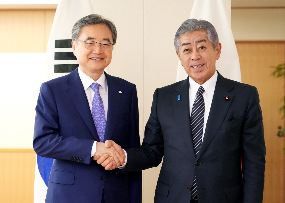 Foreign Minister IWAYA shaking hands with H.E. Cho Hyun, Minister of Foreign Affairs of ROK