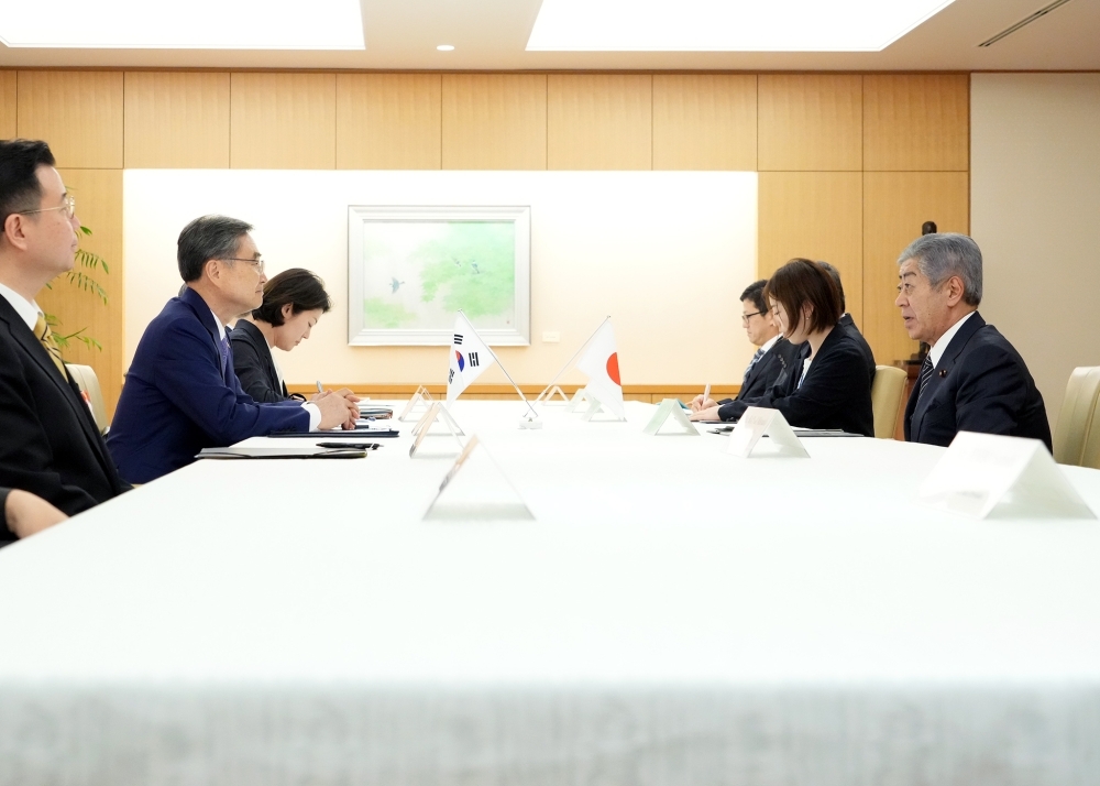 Meeting between Foreign Minister IWAYA and H.E. Cho Hyun, Minister of Foreign Affairs of ROK