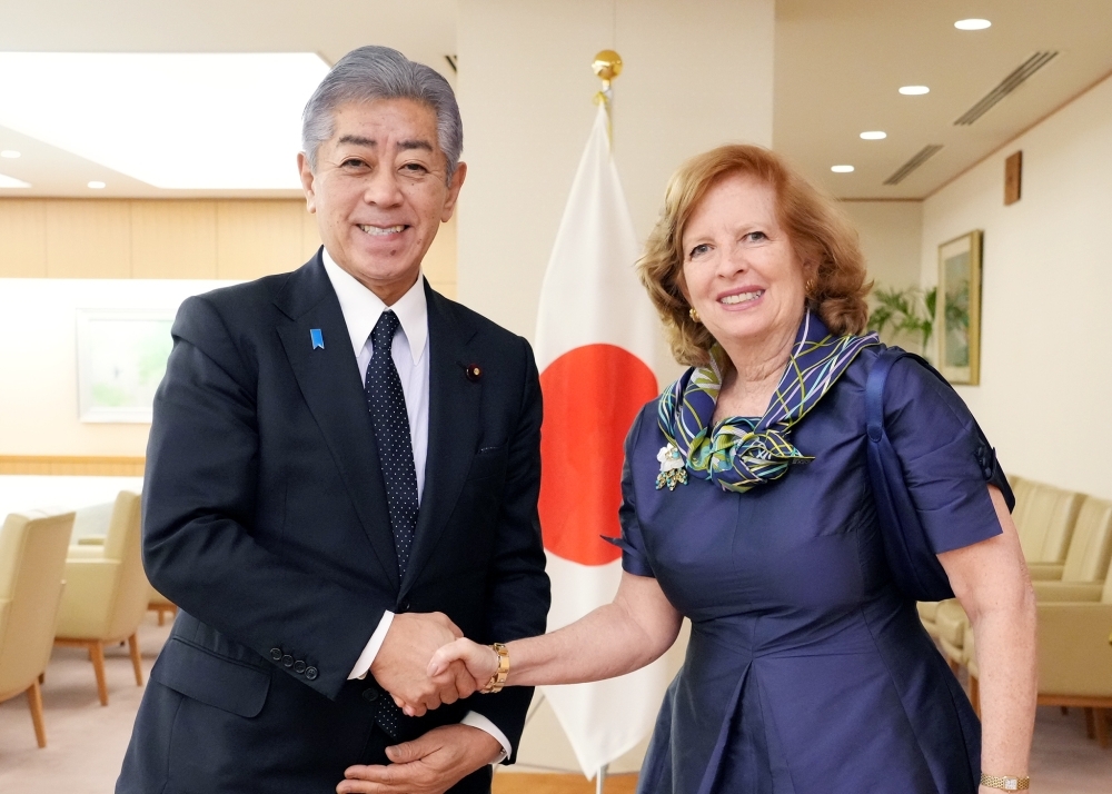 Foreign Minister Iwaya is shaking hands with Dr. Merit E. Janow, Chairperson of the Japan Society