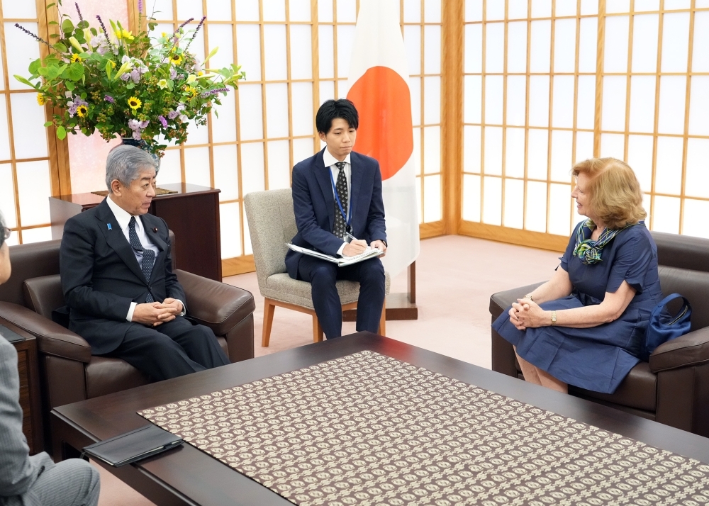 Foreign Minister Iwaya is talking with Dr. Merit E. Janow, Chairperson of the Japan Society