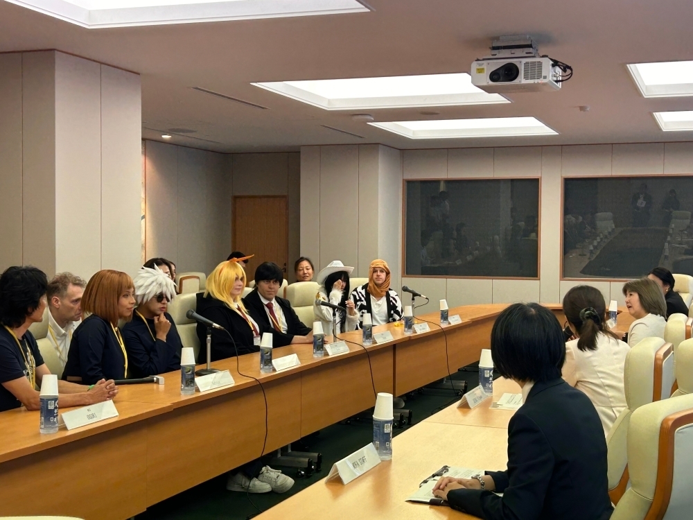 Friendly conversation with the participants