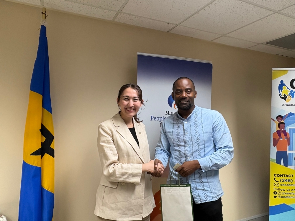 Parliamentary Vice-Minister ERI shakes hands with Minister HUMPHREY