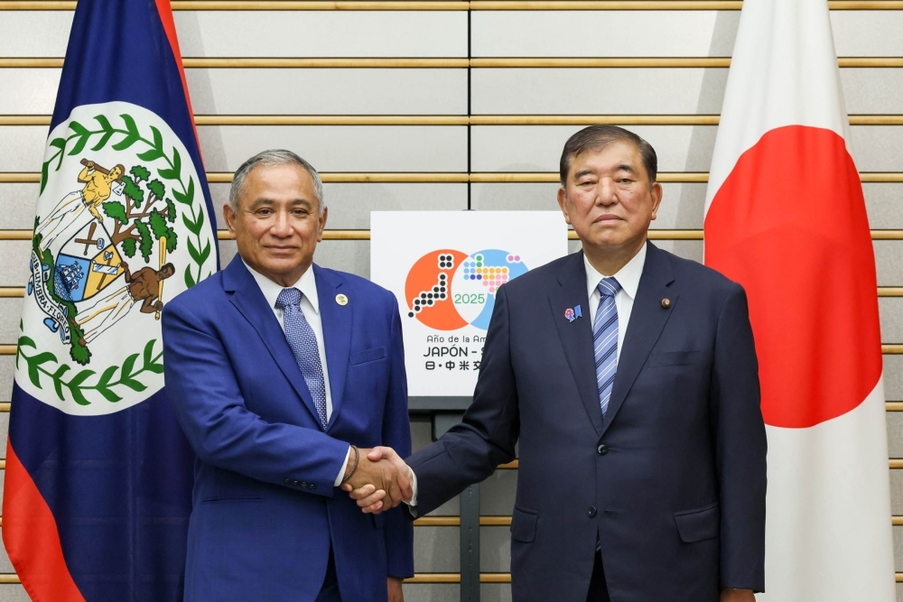 Prime Minister Ishiba is shaking hands with Hon. Mr. John Antonio Briceño, Prime Minister of Belize
