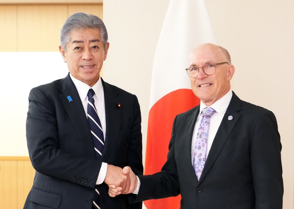 Foreign Minister IWAYA shaking hands with Dr. Floyd, Executive Secretary of CTBTO